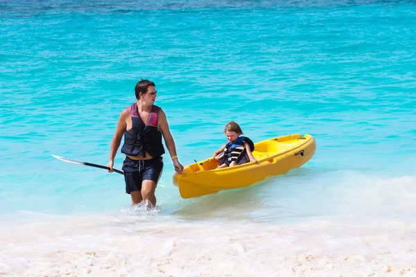 Padre e hijo en un kayak — Foto de Stock