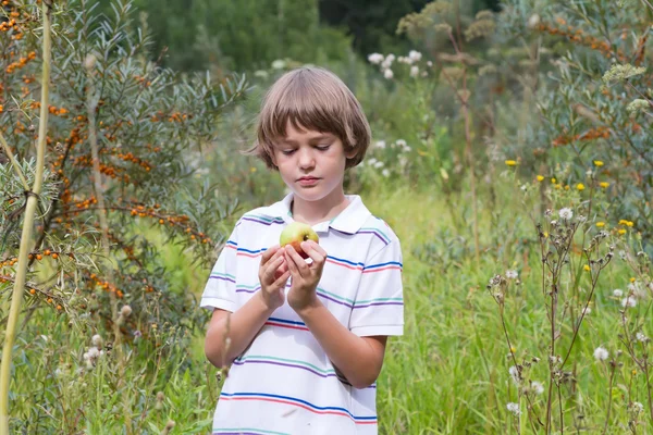 Ragazzo in un giardino — Foto Stock