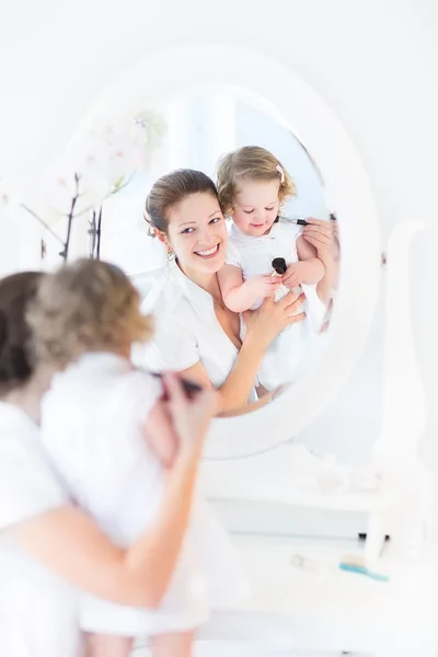 Woman applying make up her little  daughter — Stock Photo, Image