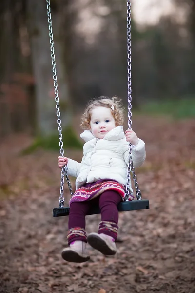 Dziewczyna malucha zabawy na huśtawce — Zdjęcie stockowe