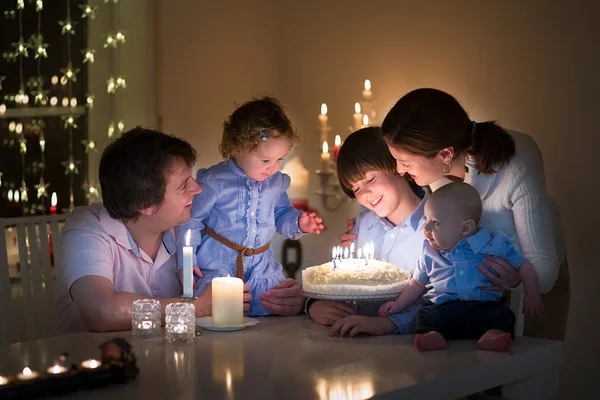 Jovem família comemorando o aniversário de seu filho — Fotografia de Stock