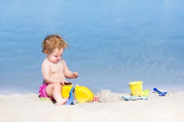 Niña jugando en una hermosa playa — Foto de Stock