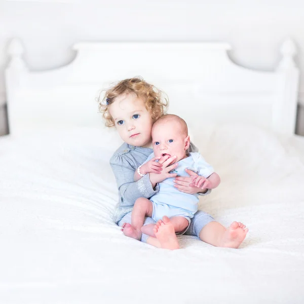 Fetița Toddler și fratele ei nou-născut — Fotografie, imagine de stoc