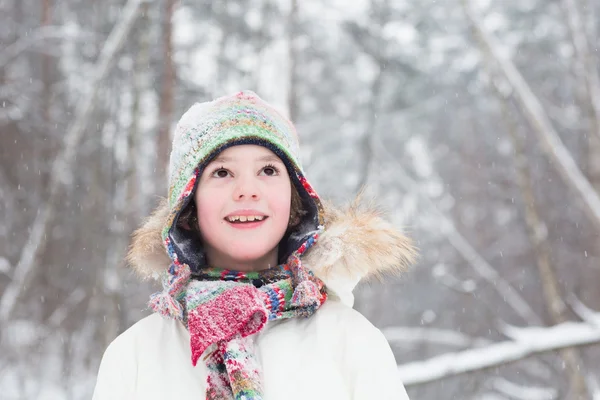 Jongen permanent in het bos onder een sneeuwstorm — Stockfoto