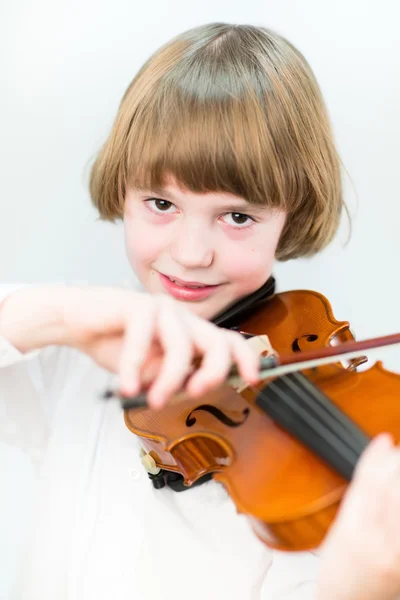 Menino da escola tocando violino — Fotografia de Stock