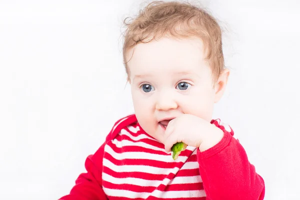 Baby isst eine Gurke — Stockfoto