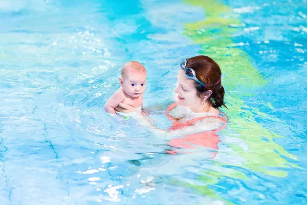 Mladé baby cvičení s matkou — Stock fotografie