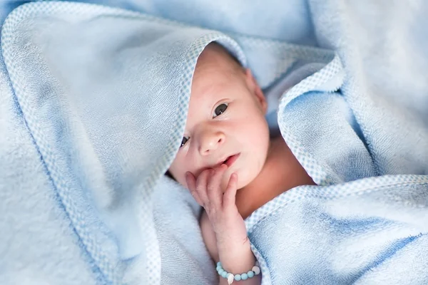 Pasgeboren baby ontspannen na een bad — Stockfoto