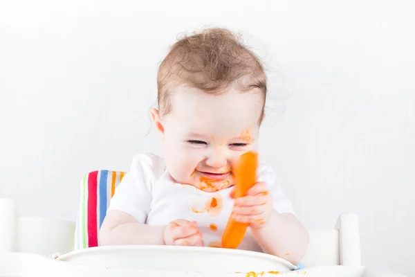 Bebé tratando de vegetablet por primera vez en su vida —  Fotos de Stock