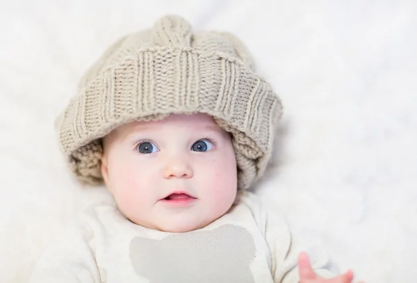 Piccolo bambino in un enorme cappello a maglia — Foto Stock