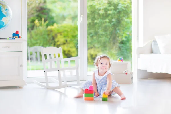 Toddler dziewczynka gra w sypialni — Zdjęcie stockowe