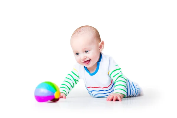 面白い赤ちゃん男の子彼のおなかで遊んで笑って幸せ — ストック写真