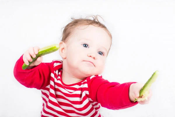 Bebek bir salatalık paylaşımı — Stok fotoğraf