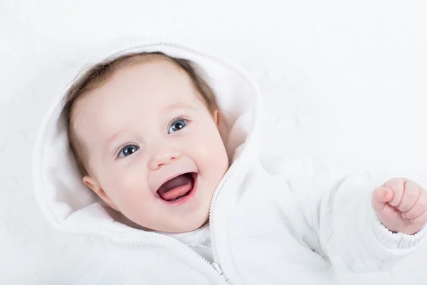 Baby in weißer Strickjacke — Stockfoto