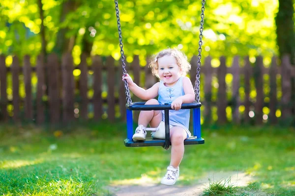 Feliz rindo criança girlenjoying um balanço passeio — Fotografia de Stock