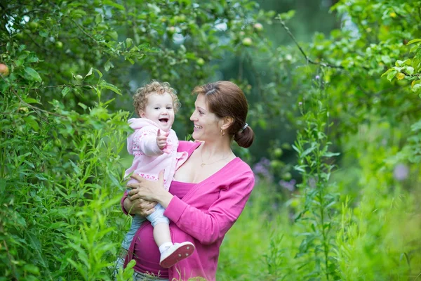 Vrouw en haar baby dochter — Stockfoto