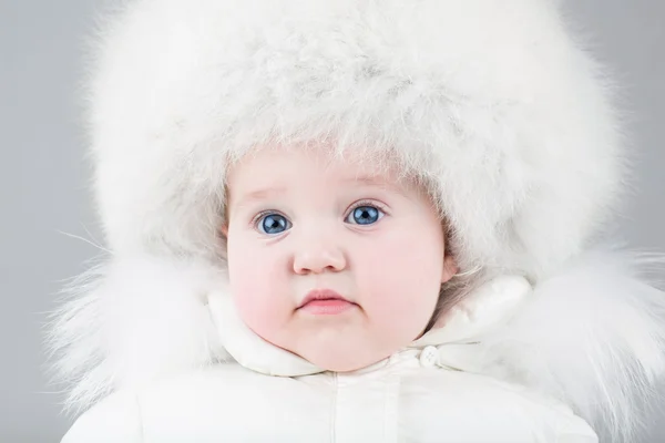 Bebé niña usando un sombrero de piel grande —  Fotos de Stock