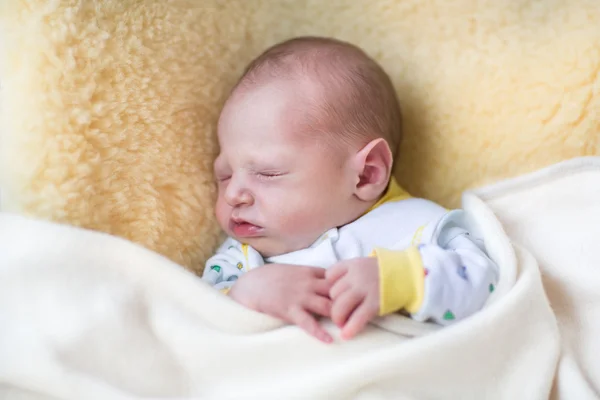 Новорожденный ребенок спит — стоковое фото