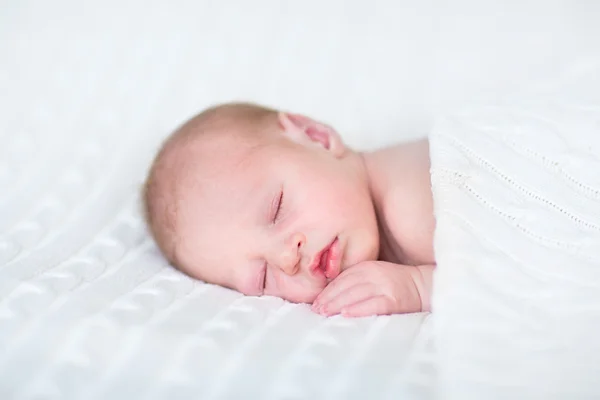 Pasgeboren slapende baby — Stockfoto