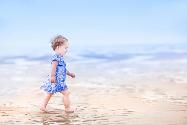 Kleinkind Mädchen an einem Strand — Stockfoto