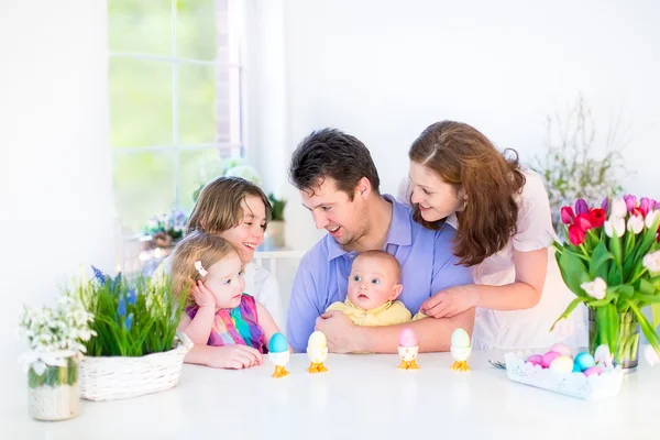 Familj med tre barn njuta påsk frukost — Stockfoto