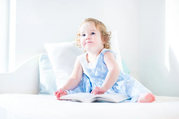 Pequena menina criança lendo um livro — Fotografia de Stock