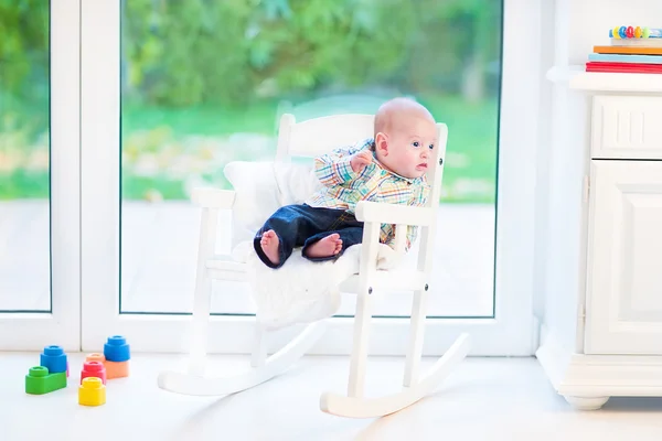 Novorozence baby boy v bílých houpací křeslo — Stock fotografie