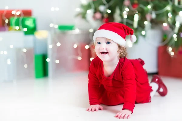 Holčička v červených šatech a santa hat — Stock fotografie