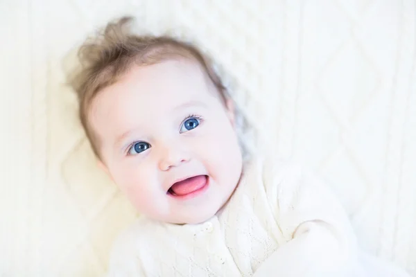 Schattige babymeisje met krullend haar — Stockfoto