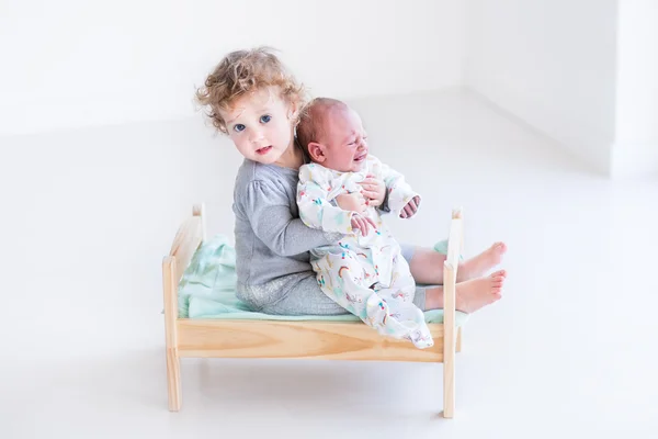 Niña jugando con su hermano recién nacido — Foto de Stock