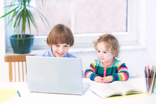 Okul çocuk ve bebek kız kardeşi — Stok fotoğraf