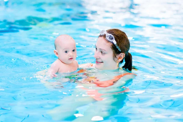 Ung mamma och baby son i en pool — Stockfoto