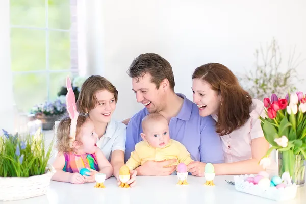 Familie mit drei Kindern beim Osterfrühstück — Stockfoto