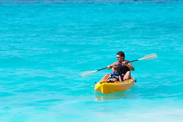 Padre e hijo en un kayak —  Fotos de Stock