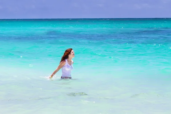 Frau schwimmt im Ozean — Stockfoto