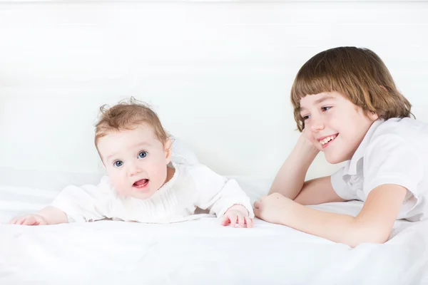 Süßer Junge und seine kleine Schwester — Stockfoto