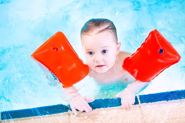 Kleinkind hat Spaß im Schwimmbad — Stockfoto