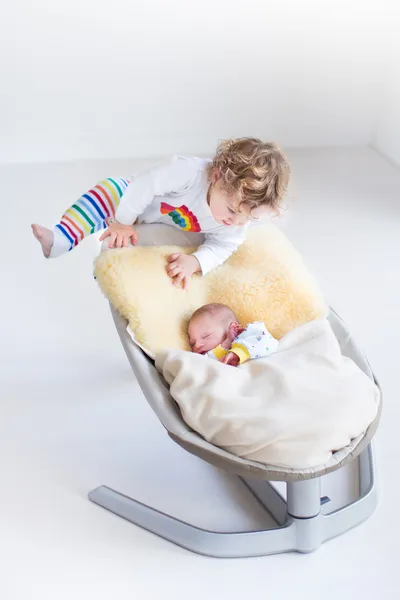 刚出生的婴儿睡在一起他蹒跚学步的妹妹在他身边 — 图库照片