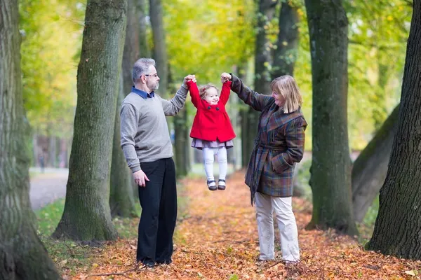 Bonne famille jouant dans le parc d'automne — Photo