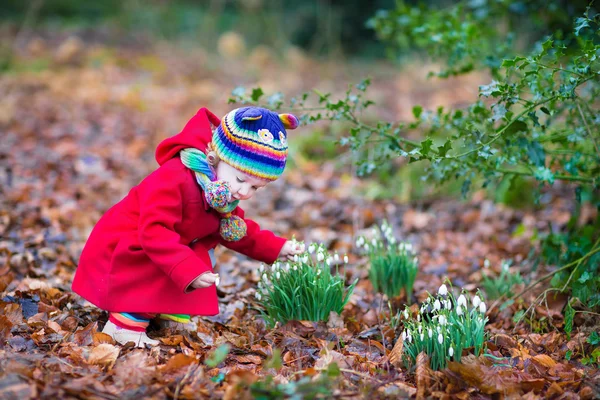 Bir bahar parkta yürümeye başlayan çocuk kız — Stok fotoğraf