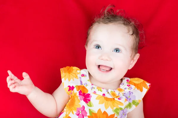 Mädchen im floralen Kleid — Stockfoto