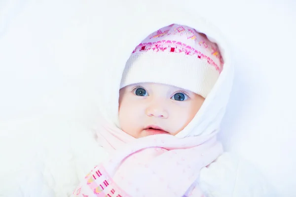 Doux bébé fille dans un chapeau et une écharpe tricotés — Photo