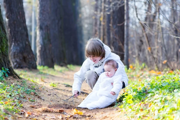 Broer en baby zus in een park — Stockfoto