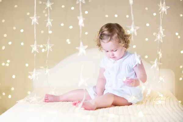 Menina bebê brincando com o Natal — Fotografia de Stock
