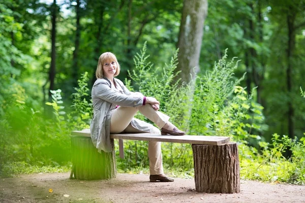 Senhora relaxante em um parque — Fotografia de Stock