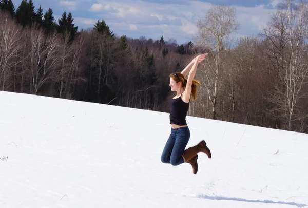 Femme enceinte marchant dans un parc enneigé — Photo