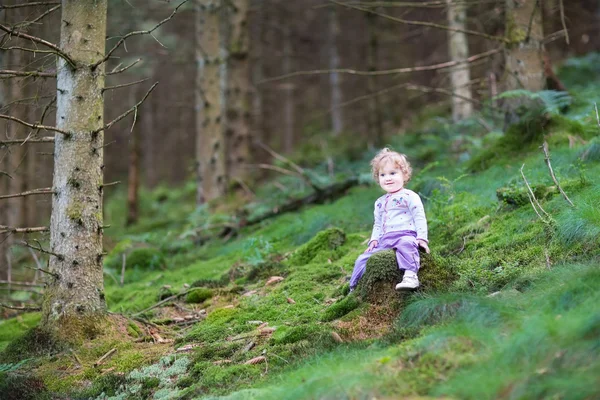 Baby flicka i en vacker höst park — Stockfoto