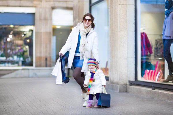 Madre y su hija pequeña disfrutando de las compras — Foto de Stock