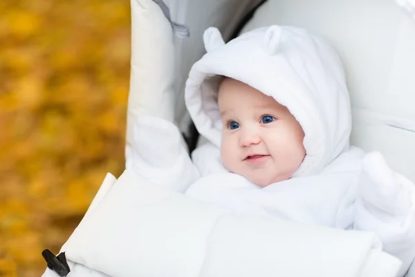 Schattige babymeisje in een warme witte jas — Stockfoto