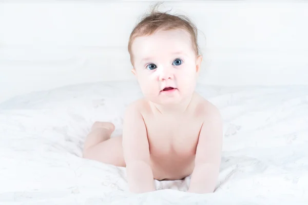 Baby in einem weißen Kinderzimmer — Stockfoto